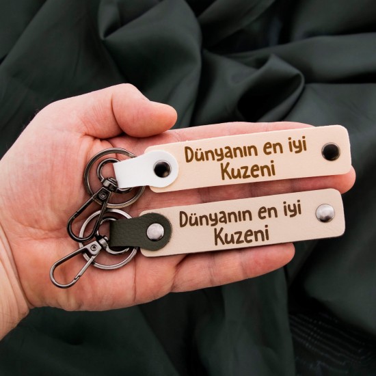 Dünyanın En İyi Kuzeni Yazılı Kancalı İkili Deri Anahtarlık Seti, Kuzeninize Özel Bir Hediye